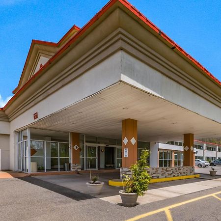 הייזלטון Red Carpet Inn & Suites מראה חיצוני תמונה